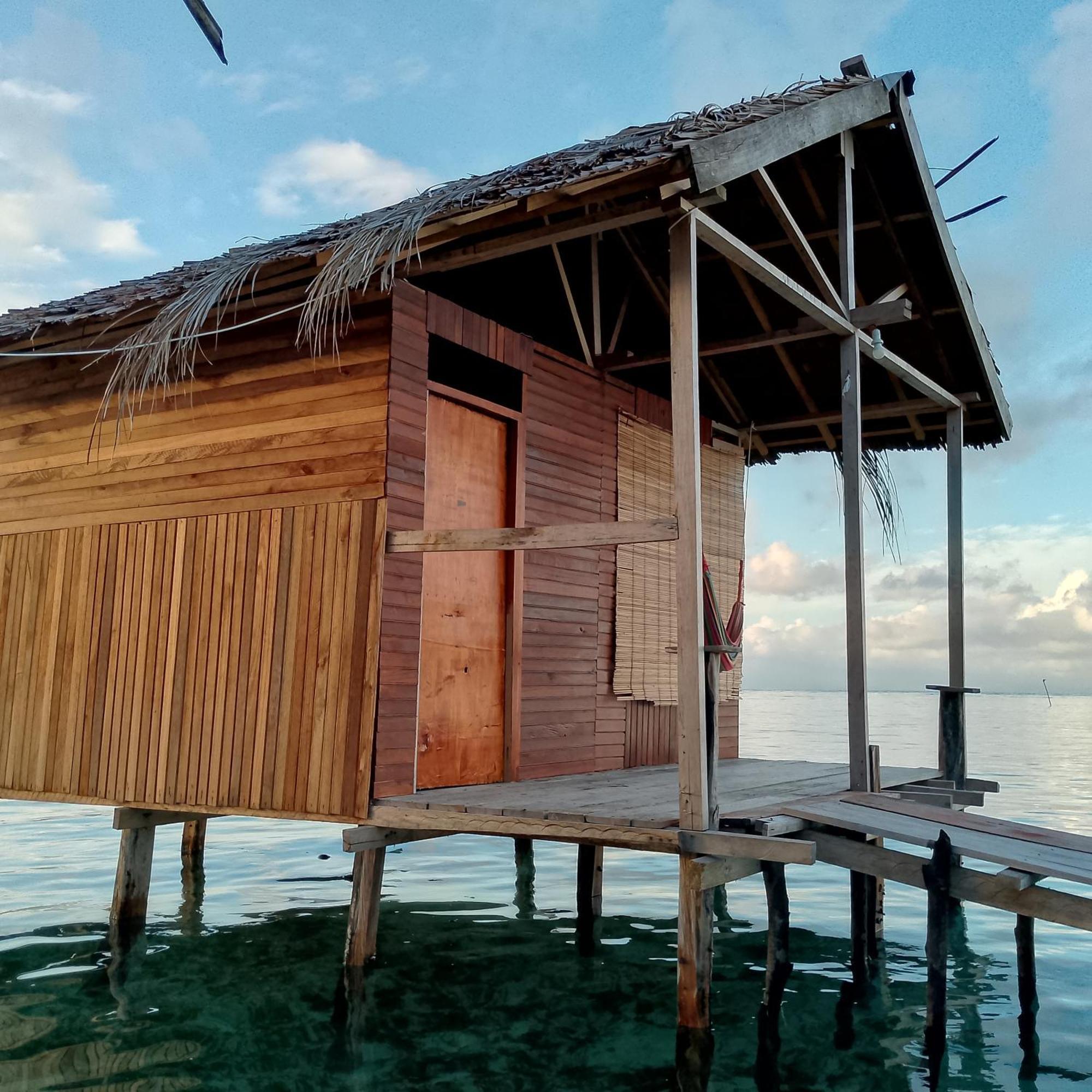 Arborek Diving Homestay R4 Besir Room photo